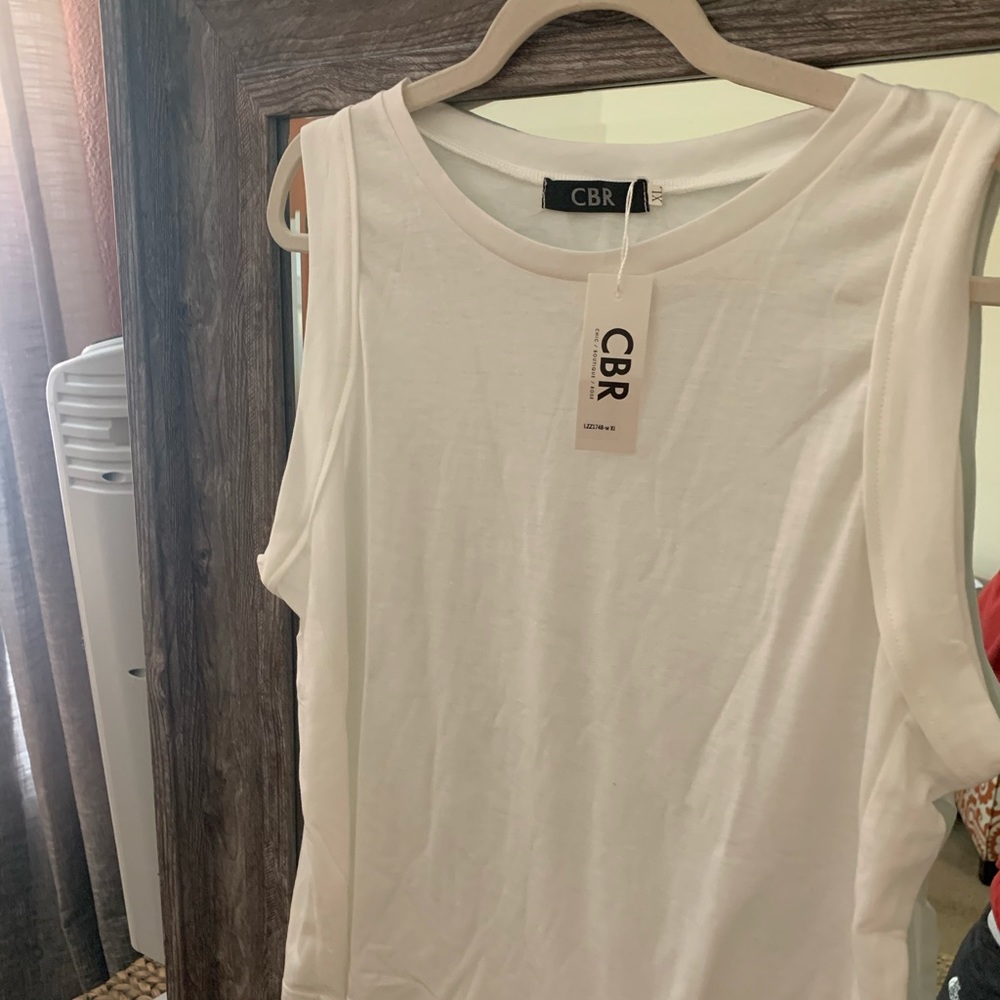 White sleeveless tank top